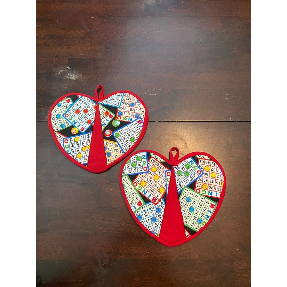 Bingo Heart Shaped Fabric Oven Mitts 2 Pc Set Red